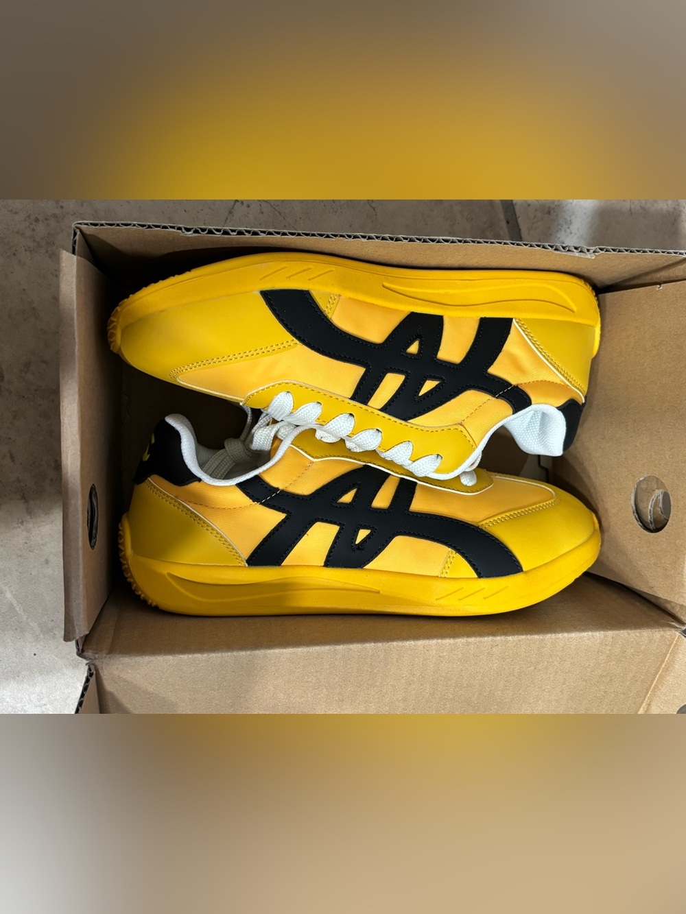 Hobibear women’s size 8 yellow / black athletic sneaker, BNWT